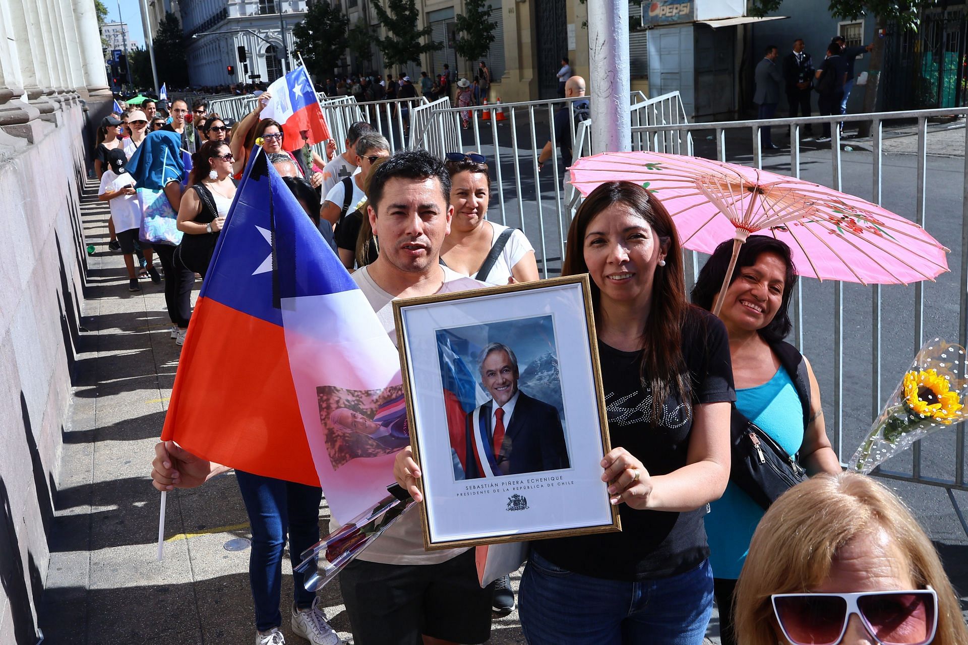 Chilean citizens form queues outside the National Congress to pay their respects to the coffin of ex-president Sebastián Piñera (Image via Getty Images/Marcelo Hernandez)
